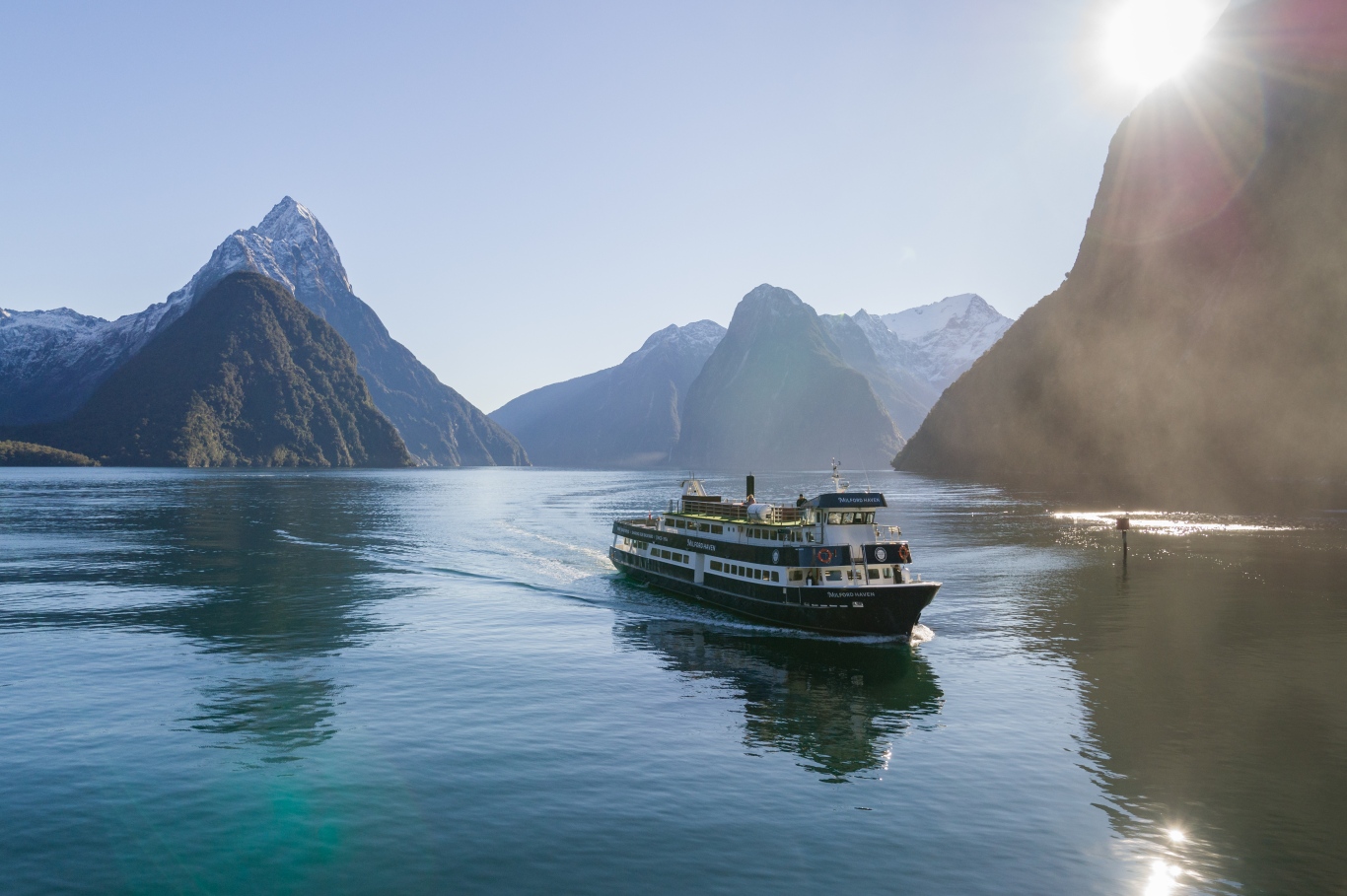 米尔福德峡湾游船和观光 Milford Sound cruises and tours